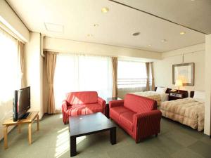 客室一例）街向きバルコニー付の和洋室（ツインベッド＋４．５畳＋ソファーセット）