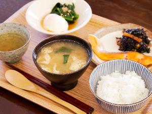 平日（火・水・木・金の朝）のみ地元の食材を使った和定食をはじめました。※ GWや繁忙期はパン朝食のみです。