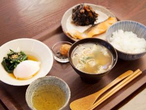 平日（火・水・木・金の朝）のみ地元の食材を使った和定食をはじめました。※ GWや繁忙期はパン朝食のみです。