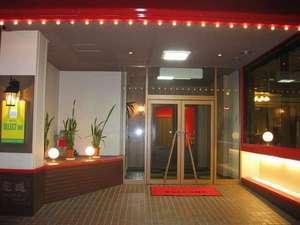 赤い屋根とライトアップされた入口