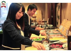 和食中心のバイキング形式