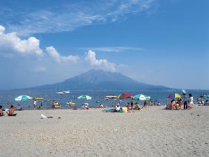 磯海水浴場、当館から車で約15分。海水浴場の周辺の両棒餅は名物の郷土菓子です。