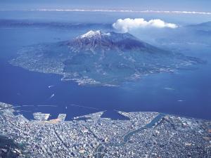 桜島と鹿児島市。