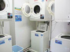 【2階】コインランドリー３台（洗濯機３300円／乾燥機100円）