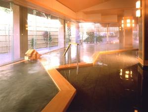 大浴場『檜の湯』檜を贅沢に使った広々大浴場は、朝夕入れ替えで巖風呂も楽しむことができます。
