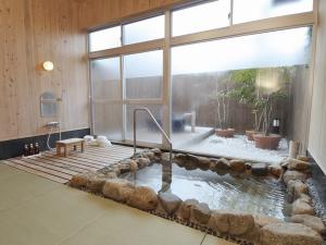 露天風呂と内湯のどちらも楽しめる貸切風呂「癒〜羅（ゆ〜ら）」