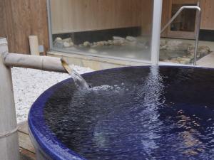 露天風呂と内湯のどちらも楽しめる貸切風呂「癒〜羅（ゆ〜ら）」