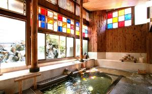 敷地内２カ所から自噴する９０℃の源泉を、 風で冷まし適温にして、湯船にかけ流しております。 鮮度、純度の高い源泉は無色透明で 仄かに硫黄の香りがします。
