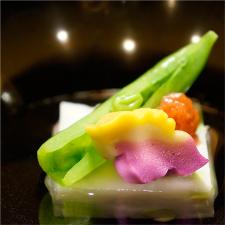熱いものは熱いうちに、冷たいものは冷たいままで。 出来たての一番美味しい状態でお召し上がり頂ける様、 席にお着きになられてから進み具合に合せ、 お客様担当係が一品一品、出来たてをお席へお持ち致します。