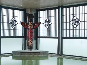 ■8F展望大浴場「天の原」／ 窓の外には美しい阿寒湖と雄大な雄阿寒岳が広がります
