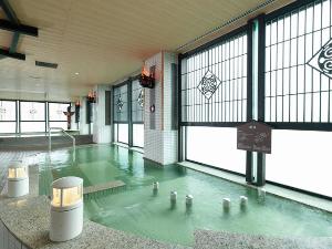 ■8F展望大浴場「天の原」／ 8F大浴場の浴槽も種類豊富です。開放感あふれる空間でお楽しみください