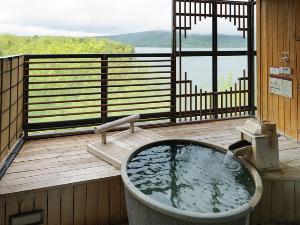 【別館】露天風呂付客室イメージ／露天風呂から望むのは、眼前に広がる阿寒の森と湖