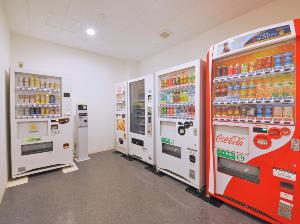 自動販売機コーナーにはいろんな商品ががたくさん揃ってます！