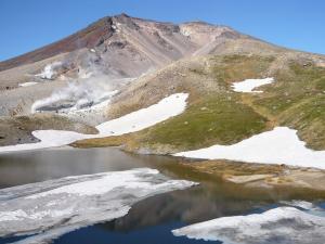【旭岳・6月下旬】夏とはいえ山頂付近では冷たい風が吹くので、上着が必要です！