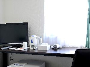11.8平米のスタイリッシュな客室に110cm幅のシングルベッド◎スッキリまとまったデスク。コンセントもすぐそばだからPC電源もも安心