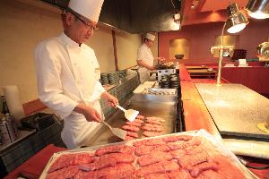 バイキング実演イメージ<BR>(ステーキは5月から10月限定メニュー）<BR>