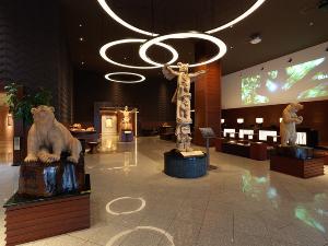 ロビーギャラリー「イランカラプテ」／翼をつけた壮大なカムイニがお客様をお出迎えいたします。