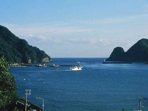 おだやかな柴山港～毎日漁船が行き交う。海側の部屋から見える風景です。
