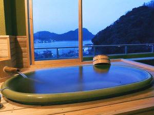 特別室（海側）の半露天風呂は日本海を一望　弱アルカリ天然温泉が出ます。