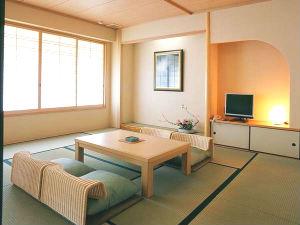 目に優しい色調で統一。<BR>冬はこたつになるあったかな和室。