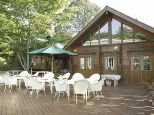 木漏れ日のレストラン横のＢＢＱテラス…