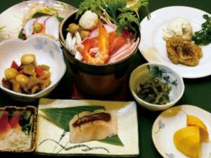 【源泉かけ流しにごり湯プラン/例】硯川鍋、あわび茸のしぐれ煮、山菜そば等