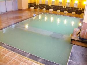 《内湯》自慢のにごり湯を掛け流しで！