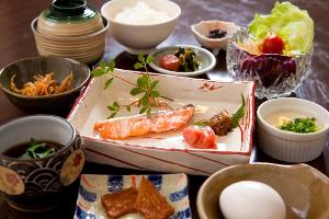 当館の朝食(一例)　温泉で蒸した玉子付き。