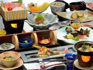 出来立て・手作りの会席料理。食器や盛付にもこだわり、五感で季節感をお楽しみいただけます。