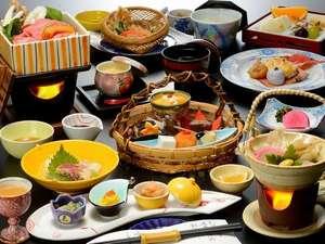 出来立て・手作りの会席料理。食器や盛付にもこだわり、五感で季節感をお楽しみいただけます。