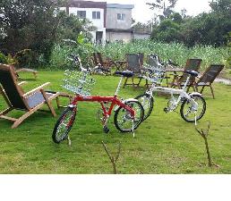 ６段変速ギア付れんたる自転車　赤と白　２色の色をご用意。涼しい潮風を受けて楽しいサイクリング