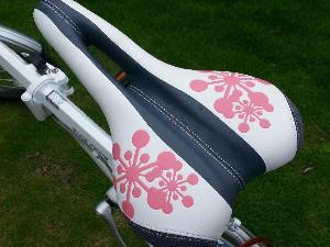 サドル（シート）もかわいらしく女性のも楽しいれんたる自転車です