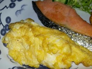 朝食　朝の定番　卵焼きとお魚の塩焼き　卵焼きはふっくらしていて美味しいですよ
