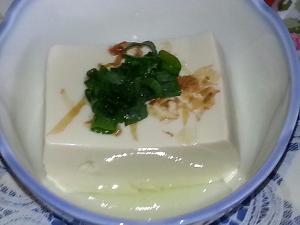 島豆腐もお出し致します。本土の木綿越しの豆腐より硬めにできています