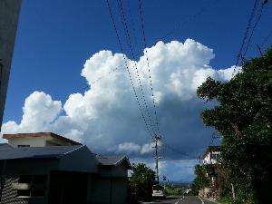 真っ青な空に真っ白な入道雲　南の島は空の表情も本土とはかなり違います