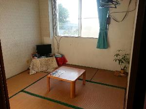 和室四畳半　明るい朝陽の差し込むお部屋です。海とさとうきび畑の長閑な風景を見る事ができます。
