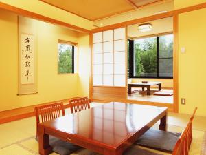 露天風呂付客室「山野草」和室に続く堀ごたつ式の語らいの間