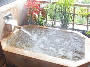 【エグゼクティブ里山】客室露天風呂はジャグジー付きです。