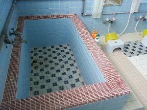 男性用お風呂の湯船　広々とした湯船です。一日の疲れをゆっくりおとり下さい
