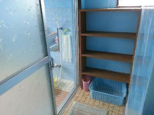 女性用お風呂の脱衣所　物置もあるので着替えも楽にできます。