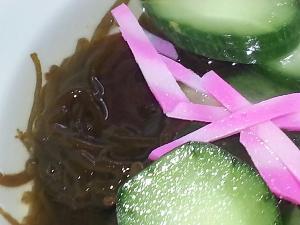 ヨロン島産の新鮮な「モズク」の酢の物