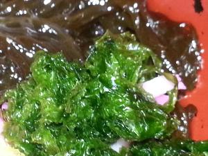 ヨロン島産の新鮮なオーサー（海のり）とシヌイ（もずく）入りのお味噌汁