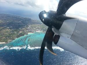 飛行機から見えるヨロン島の海　言葉では表現できない「青」が皆様を待っています