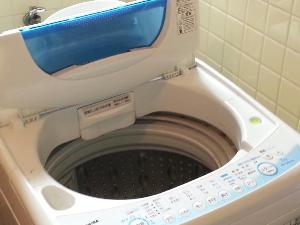 洗濯機　お風呂の入口に１台御座います。有料でご利用頂けます