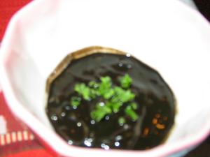 イカの塩辛　ヨロン島の塩辛はイカ墨ごとつけます。真っ黒なイカの塩辛です。ヨロン島独特の食べ方です。