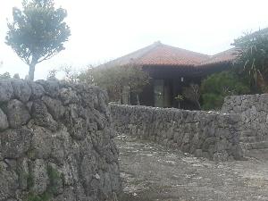 昔ながらの琉球赤瓦の家　　今は鹿児島県ですがもともと琉球だったためいまだに琉球文化が色濃く残る島です