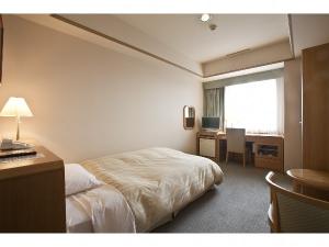 快適な睡眠をお届けするお客様だけのプライベート空間。ビジネスやレジャーの疲れを癒します。１８平米のゆったりとしたシングルルームです。
