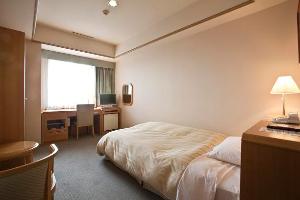 快適な睡眠をお届けするお客様だけのプライベート空間。ビジネスやレジャーの疲れを癒します。１８平米のゆったりとしたシングルルームです。
