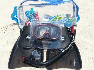 シュノーケル３点セット　男性用３点セット　色も黒で男性らしくヨロン島の海を泳ぎまくろう