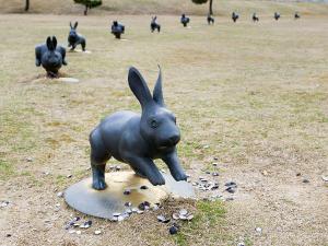 湖から2番目のうさぎを触ると幸せが訪れる！？島根県立美術館「宍道湖うさぎ」